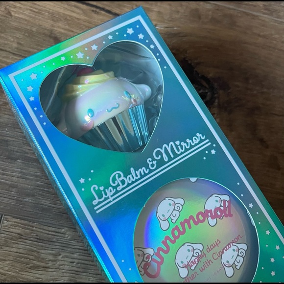 CINNAMOROLL-NWT Lip Balm & Mirror Set - Picture 4 of 8